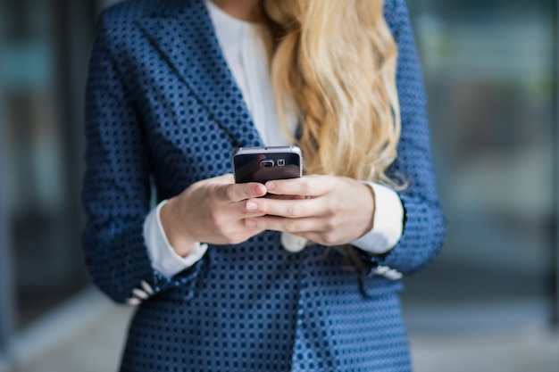 Foto detail einer frau, die ihren smartphone im freien verwendet