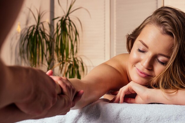 Foto detail einer osteopathischen massagesitzung auf einer hand