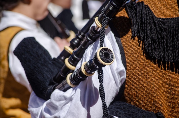 Foto detail einer taschenpfeife, die von einem musiker gehalten wird galizien spanien