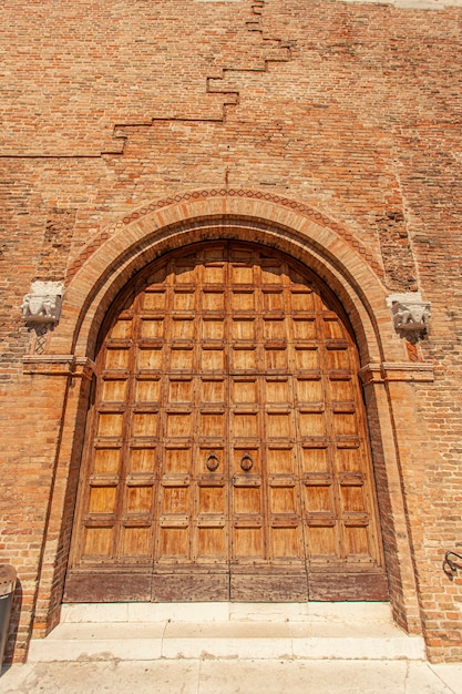 Detail einer Tür des Palazzo dei Trecento in Treviso in Italien, auf Englisch Trecento Palace