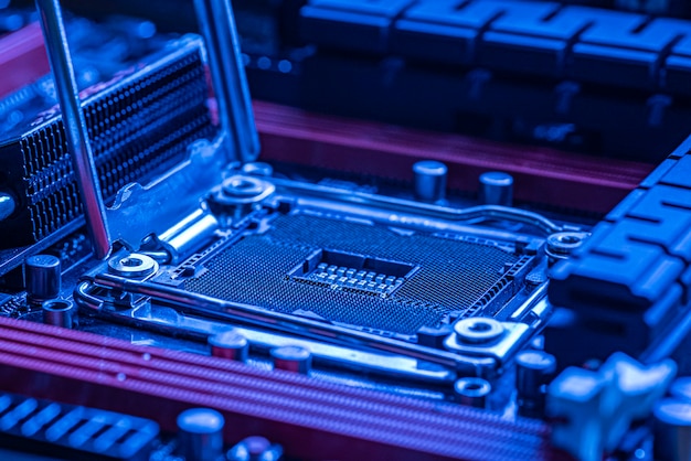 Detail eines CPU-Sockels in einem Motherboard eines Gaming-PCs in blauem Licht