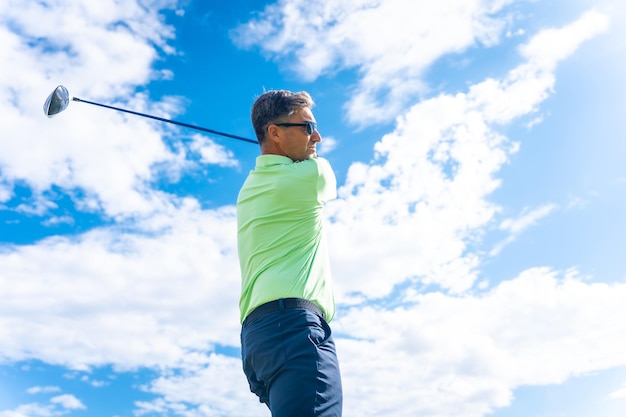 Detail eines Golfspielers auf einem professionellen Golfplatz, der den Ball mit dem Schlägertreiber schlägt