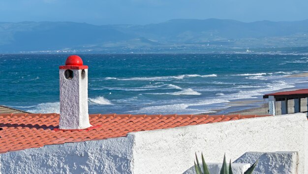 Detail eines Hausdaches am Meer