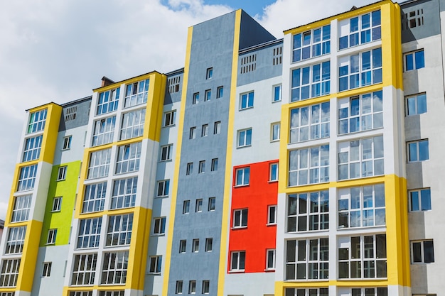 Detail im Außenbereich des modernen Wohnwohnungsgebäudes Fragment des neuen Luxushauses und des Wohnkomplexes Teil der Stadtimmobilien- und Eigentumswohnungsarchitektur Kopieren Sie Platz Blauer Himmel