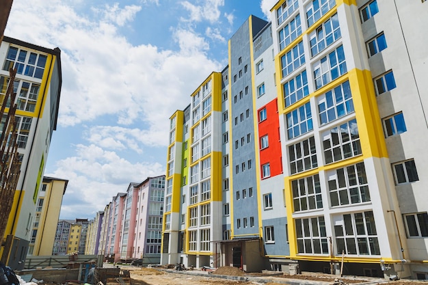 Detail im Außenbereich des modernen Wohnwohnungsgebäudes Fragment des neuen Luxushauses und des Wohnkomplexes Teil der Stadtimmobilien- und Eigentumswohnungsarchitektur Kopieren Sie Platz Blauer Himmel