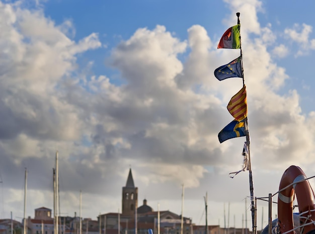 Detail mehrerer Flaggen im Hafen von Alghero