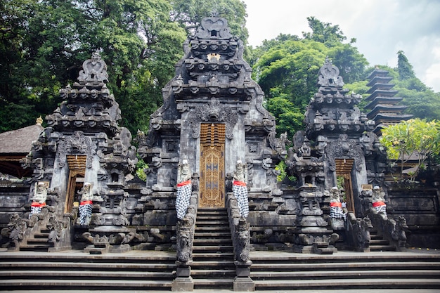 Foto detail vom balinesischen hindischen tempel pura goa lawah in indonesien