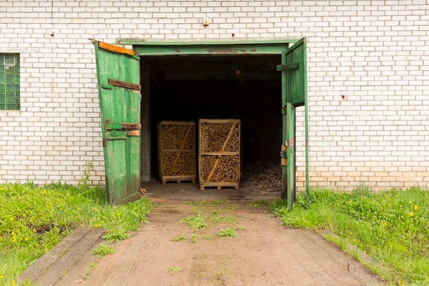 Detail von Holzbohlen. Holzpaletten. Holz. Holz. Ein Stapel neuer Holzbohlen in der Holzindustrie. Lager in einem Dorf auf einem Bauernhof. Foto in hoher Qualität