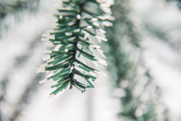 Detail von künstlichen Weihnachtsbaumblättern