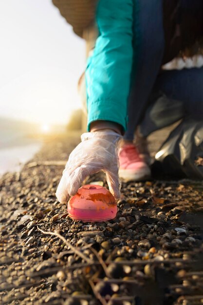 Detail von Plastikmüll, der von einem Strand abgeholt wird