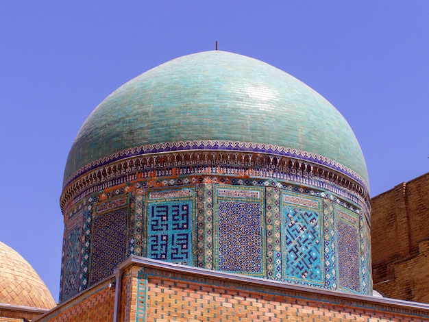 Detail von zwei blauen türkiskuppeln im shah-zinda-erinnerungskomplex, samarkand, usbekistan.