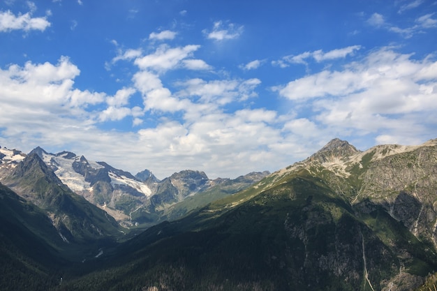 Detailansicht Bergszenen im Nationalpark Dombai, Kaukasus, Russland, Europa. Sommerlandschaft, Sonnenscheinwetter, dramatischer blauer Himmel und sonniger Tag