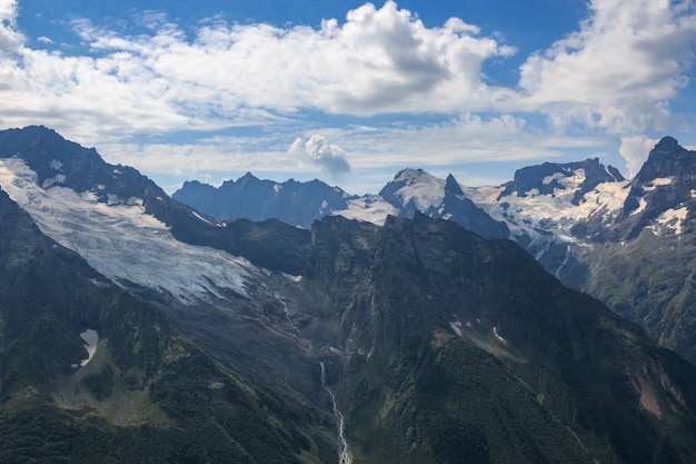 Detailansicht Bergszenen im Nationalpark Dombai, Kaukasus, Russland, Europa. Sommerlandschaft, Sonnenscheinwetter, dramatischer blauer Himmel und sonniger Tag