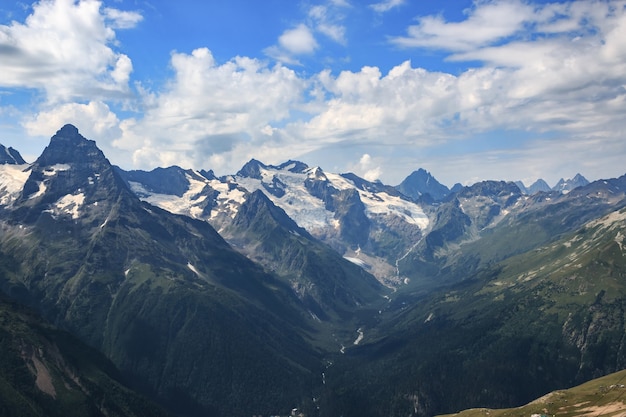 Detailansicht Bergszenen im Nationalpark Dombai, Kaukasus, Russland, Europa. Sommerlandschaft, Sonnenscheinwetter, dramatischer blauer Himmel und sonniger Tag