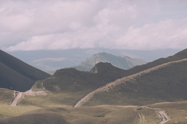 Detailansicht Bergszenen im Nationalpark Dombai, Kaukasus, Russland, Europa. Sommerlandschaft, Sonnenscheinwetter, dramatischer blauer Himmel und sonniger Tag