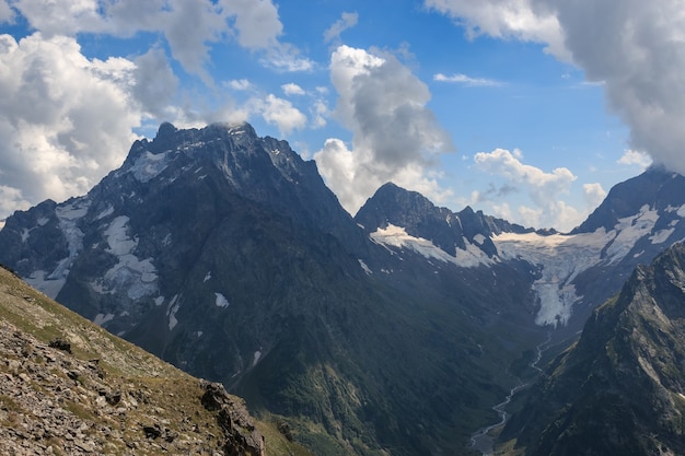 Detailansicht Bergszenen im Nationalpark Dombai, Kaukasus, Russland, Europa. Sommerlandschaft, Sonnenscheinwetter, dramatischer blauer Himmel und sonniger Tag