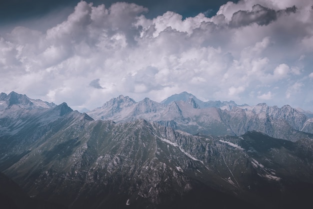 Detailansicht Bergszenen im Nationalpark Dombai, Kaukasus, Russland, Europa. Sommerlandschaft, Sonnenscheinwetter, dramatischer blauer Himmel und sonniger Tag