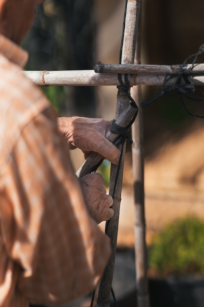 Detailansicht der Hände des Mannes, die auf dem Feld arbeiten