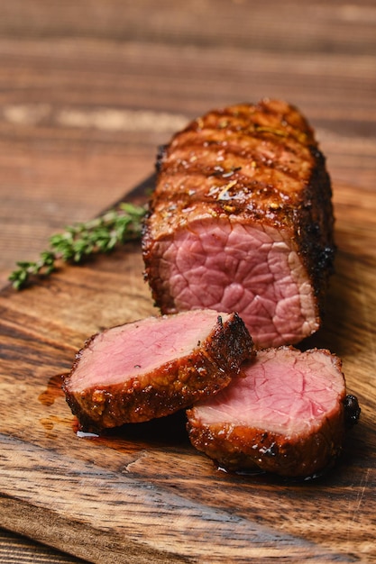 Detailansicht des gebratenen Rinderbrust-Flachsteaks auf Holzschneidebrett