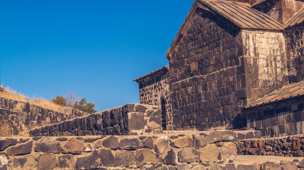 Detailansicht einer alten Sevanavank-Kirche in Sevan Blauer Himmel und helle Herbstfarben am sonnigen Tag Antiker Tempel Stock Fotografie