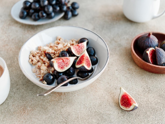 Detailansicht einer Frühstücksschüssel mit Granola Blue Grape und Feigenscheiben Gesunde vegane Ernährung