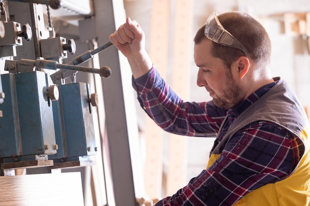 Foto detailansicht mann mit hydraulischem presshebel