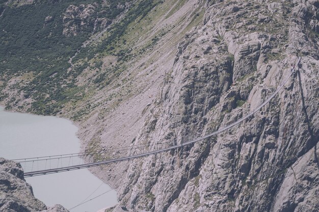 Detailansicht Trift Bridge im Nationalpark Schweiz, Europa. Sommerlandschaft, Sonnenscheinwetter, bewölkter Himmel und sonniger Tag