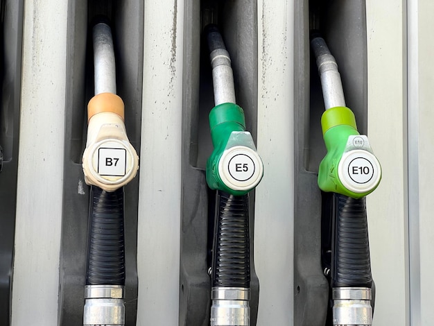 Detailansicht von Zapfsäulen an einer Tankstelle in Spanien