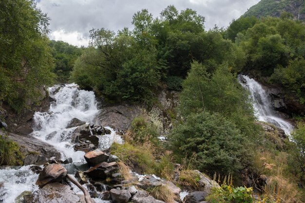 Detailansicht Wasserfallszene in den Bergen, Nationalpark von Dombay, Kaukasus, Russland. Sommerlandschaft, Sonnenscheinwetter und sonniger Tag