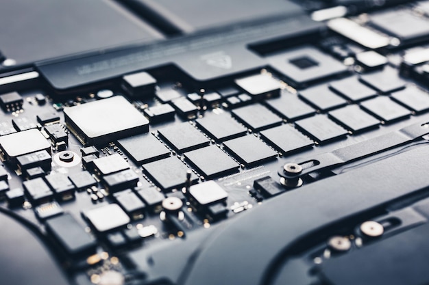 Detailansicht zum Motherboard eines modernen Laptops mit Chips und anderen Komponenten