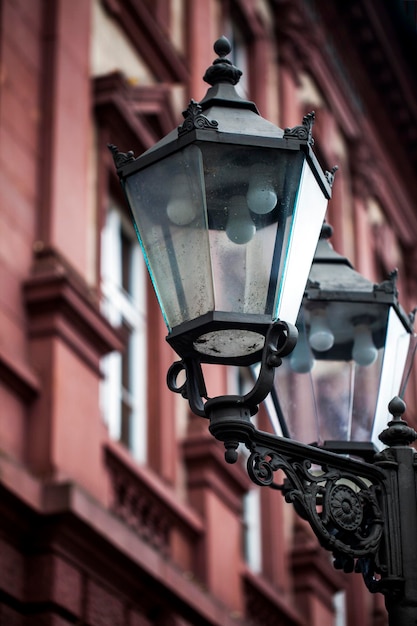 Detailfoto einer dekorativen Straßenlaterne im Freien