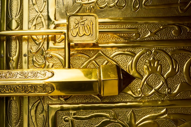 Detailgetreue Nachbildung der Kaaba mit Kalligrafie