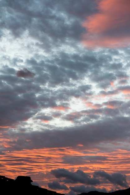 Detailhintergrund des bewölkten Himmels bei Sonnenaufgang