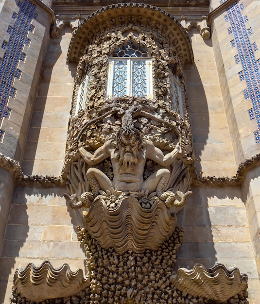 Detaillierte Sicht auf die groteske Triton-Statue, die mit einem Fischschwanz anstelle von Beinen in Stein geschnitzt wurde