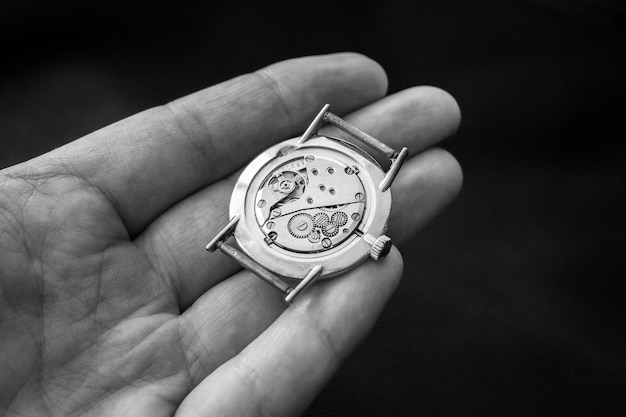 Detaillierter Schwarz-Weiß-Uhrmechanismus Uhrwerk mit Juwelen Nahaufnahme Vintage Luxus-Uhrmacher