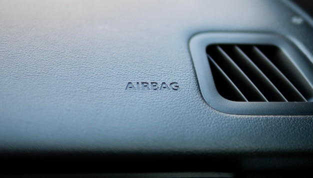 Detailliertes Bild einer Airbag-Zone am Armaturenbrett