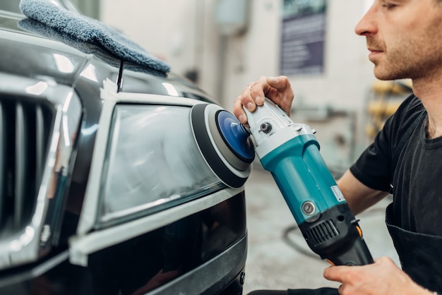 Detaillierung der Autoscheinwerfer mit Poliermaschine