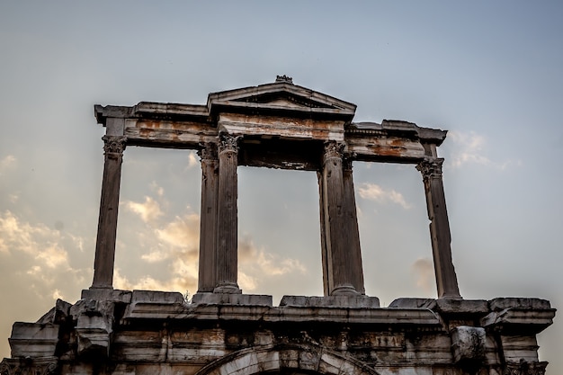 Foto details der alten säulen. bogen in athen