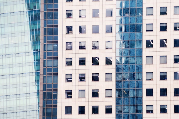 Details der Fassade eines modernen Wolkenkratzers hergestellt von der Glas- und Stahlnahaufnahme.