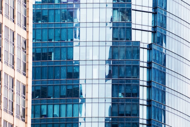 Details der Fassade eines modernen Wolkenkratzers hergestellt von der Glas- und Stahlnahaufnahme.