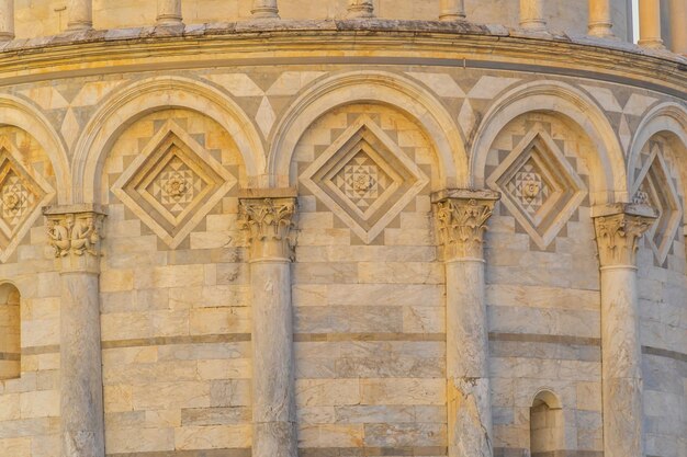 Details der Kathedrale von Pisa und des Schiefen Turms in Pisa, Italien