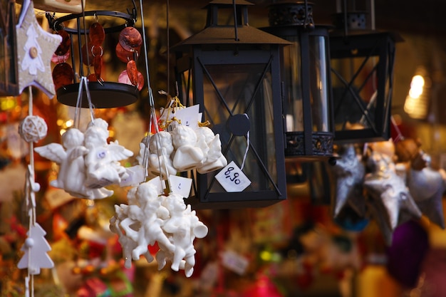 Details der weihnachtsmärkte hautnah. christbaumschmuck. wien, österreich