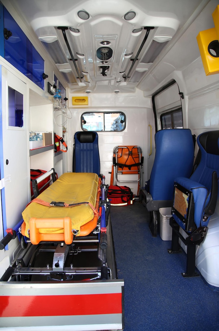 Foto details des inneren teils der medizinischen ausrüstung im krankenwagen
