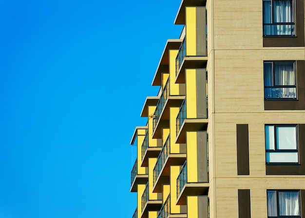 Details des Wohnungshaus- und Hauptwohngebäudekomplex-Immobilienkonzepts. Platz für Kopienraum. Mit blauem Himmel