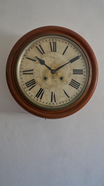 Details einer alten Uhr auf weißer Wand