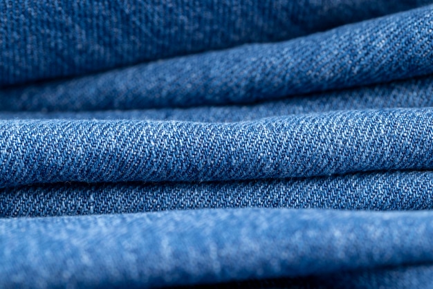 Details eines blauen Denim-Stoffs aus natürlicher Baumwolle, Nahaufnahme eines Stücks blauer Denim