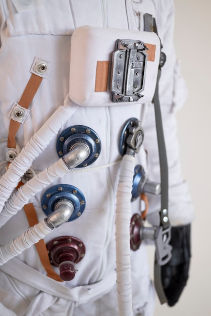 Foto details eines raumanzugs, der von einem männlichen astronauten getragen wird