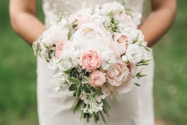 Details zum Brautmorgen. Hochzeit schönen Blumenstrauß in den Händen der Braut