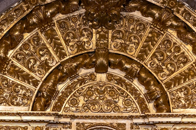 Details zum goldenen Kirchenaltar