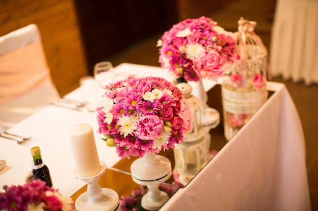 Detal da decoração do casamento da flor na mesa